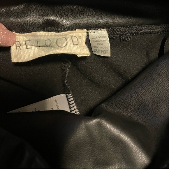 Ladies XS Pleather Pants - Picture 2 of 2